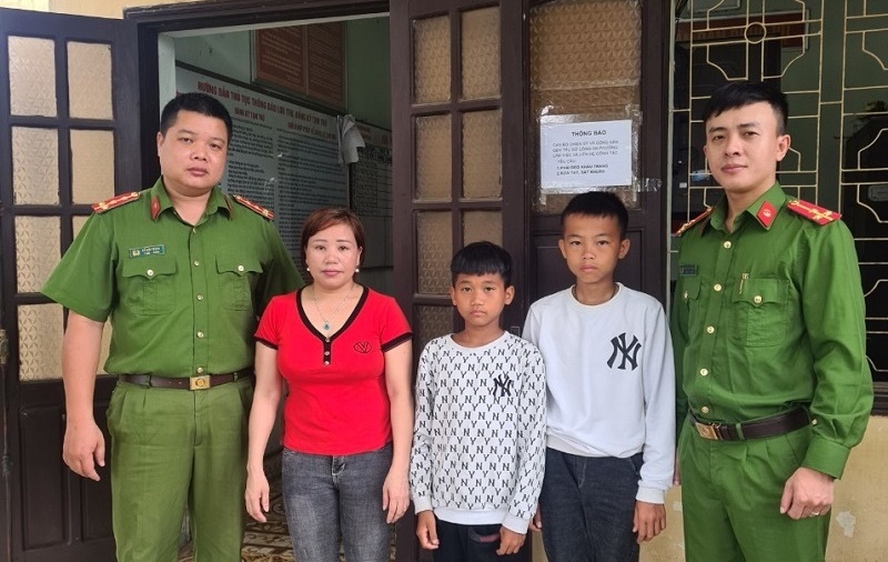 Công an phường Vạn Hương (Đồ Sơn) giúp đỡ 2 cháu bé Lào Cai đi lạc